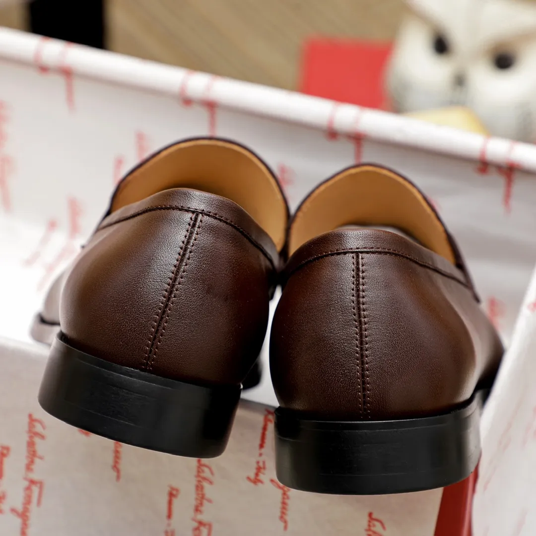 Factory price 460 🔥Ferragamo's new men's casual slip-on shoes🇨🇳Official website original 1:1 mold opening, original quality💯Fine workmanship, high-end luxury☘The upper is made of imported Italian first-layer cowhide🌴Water-dyed🐂Leather lining🍓Rubber wear-resistant and non-slip outsole, breathable and comfortable to wear🍍The first choice for high-grade men, 3 colors available! Code number 38-44 (45.46. Can be customized)
